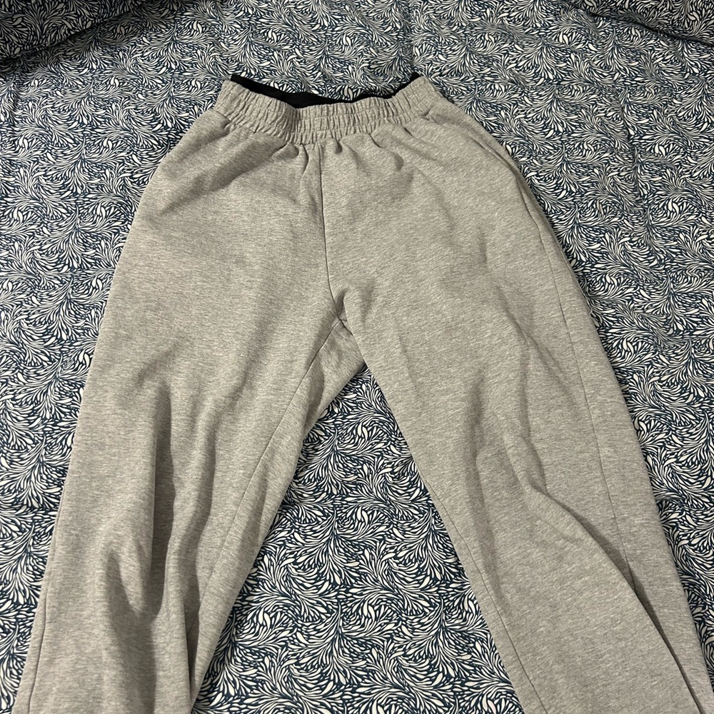 Grey sweatpants with band